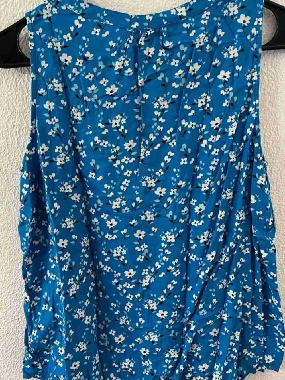 Croft & Barrow Blue Floral Sleeveless V-Neck Tank Top - Picture 3 of 3